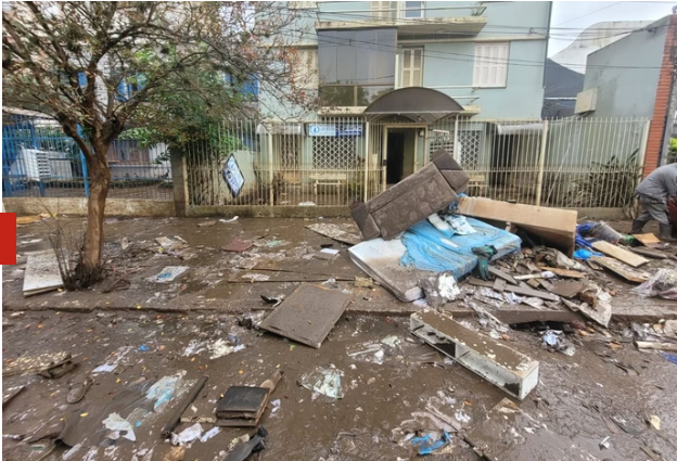 Porto Alegre: Chuva arrasta lixos e transforma as cidades em caos.