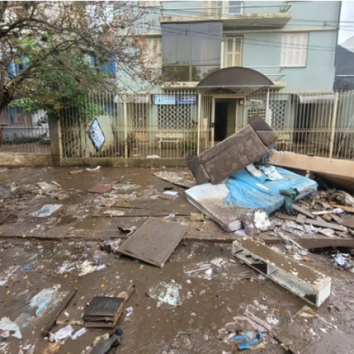 Porto Alegre: Chuva arrasta lixos e transforma as cidades em caos.